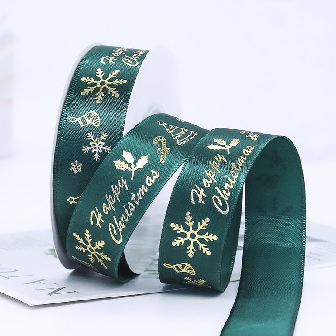 a2eceb3f-fe99-42f0-9553-c5272fda62d4 Ruban Merry Christmas 2.5cmx25m couleur Verte – Image 1