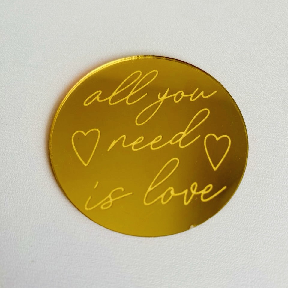 c105f199-259c-41cb-84af-d2188643175d Lot de 2 cake charms All you need is love – Image 1