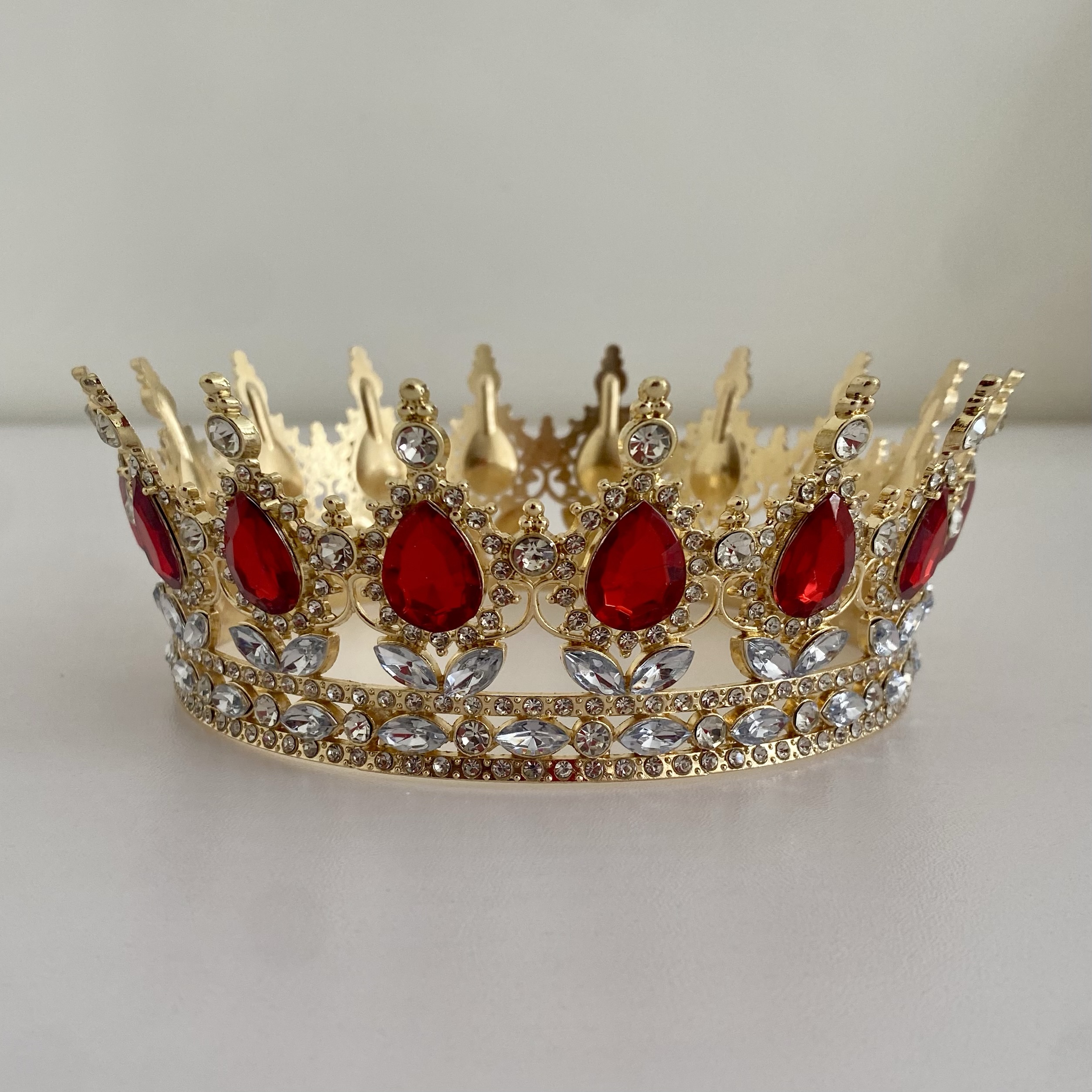 img_7198-2 Couronne pour cake Couleur Rouge -Or – Image 1